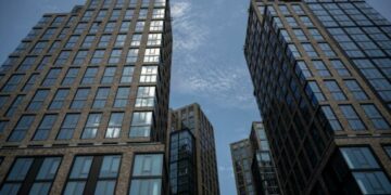 Ринок нерухомості: попит і ціни падають скрізь, крім Закарпаття –