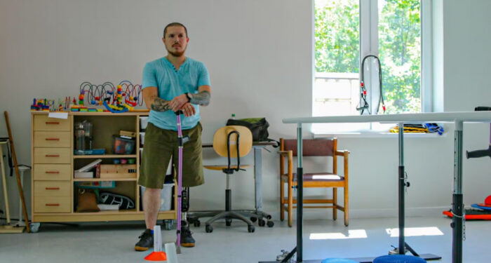 “Суспільство досі далеке від війни”: історія Василя Іванського, ветерана з Ужгорода, який втратив ногу, але не силу духу