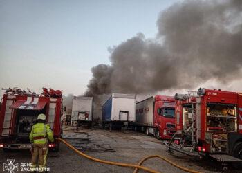 У Бедевлі на Тячівщині через пожежу в гаражі згоріли припарковані поруч причепи і бульдозер (ФОТО)