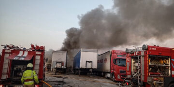 У Бедевлі на Тячівщині через пожежу в гаражі згоріли припарковані поруч причепи і бульдозер (ФОТО)