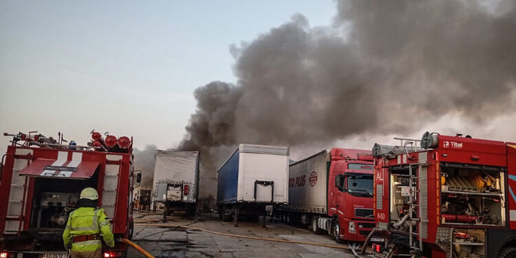 У Бедевлі на Тячівщині через пожежу в гаражі згоріли припарковані поруч причепи і бульдозер (ФОТО)