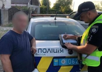 У Часлівцях на Ужгородщині чоловік викинув у кювет мішок з цуценятами (ФОТО)