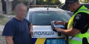 У Часлівцях на Ужгородщині чоловік викинув у кювет мішок з цуценятами (ФОТО)