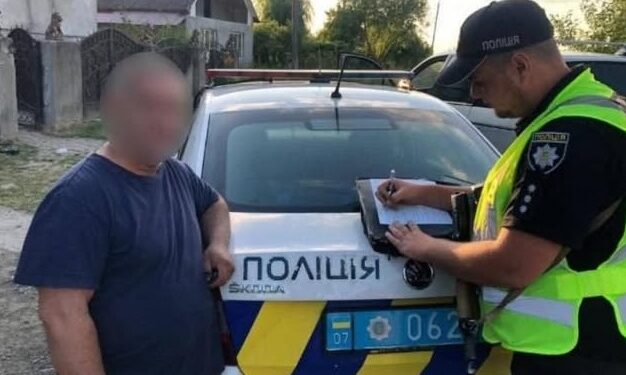 У Часлівцях на Ужгородщині чоловік викинув у кювет мішок з цуценятами (ФОТО)