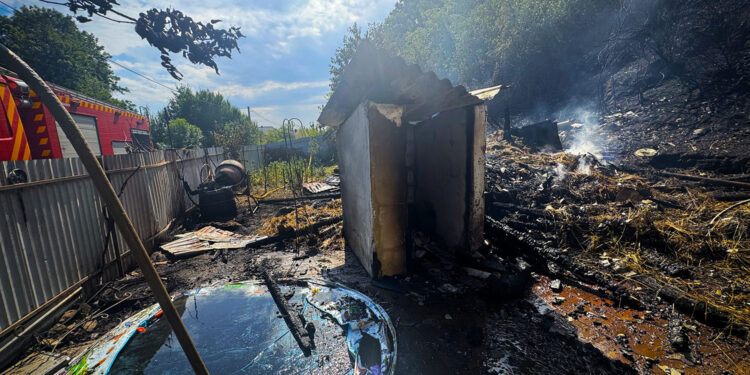 У Чинадійові через пожежу в надвірній споруді з сіном “підгоріли” два припарковані поруч авто (ФОТО)