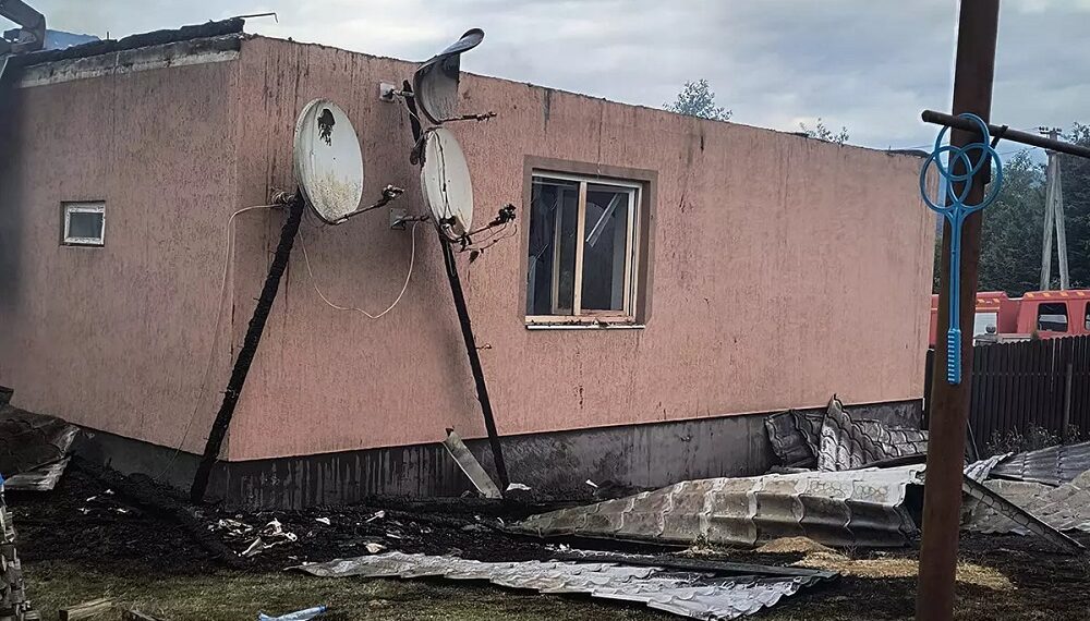 У Керецьках на Хустщині згоріли житловий будинок, літня кухня та дровітня під спільним дахом (ФОТО)