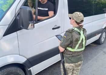 У Львівській ОВА пояснили, як чоловіків випускали через кордон за “підписом” російського царя