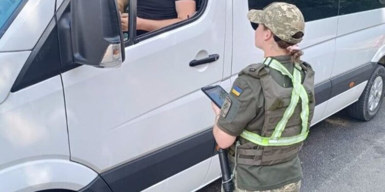 У Львівській ОВА пояснили, як чоловіків випускали через кордон за “підписом” російського царя