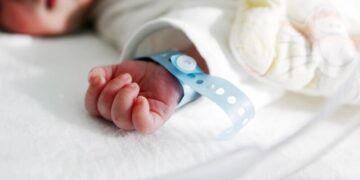 У Львові лікарі виходили немовля, яке народилося з вагою 600 г