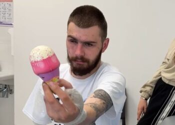 У Львові пораненому військовому провели унікальну операцію з пересаджування пальця з ноги на руку