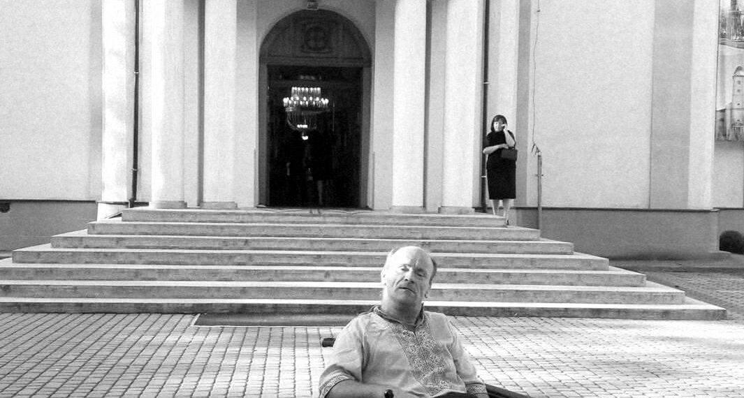 У Мукачеві прощаються з Михайлом – чоловіком на візку, якого щодня бачили в центрі міста (ФОТО)