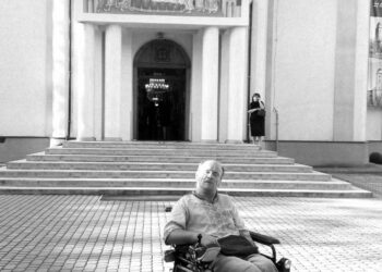 У Мукачеві прощаються з Михайлом – чоловіком на візку, якого щодня бачили в центрі міста (ФОТО)