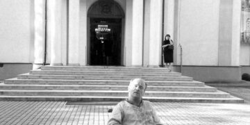 У Мукачеві прощаються з Михайлом – чоловіком на візку, якого щодня бачили в центрі міста (ФОТО)