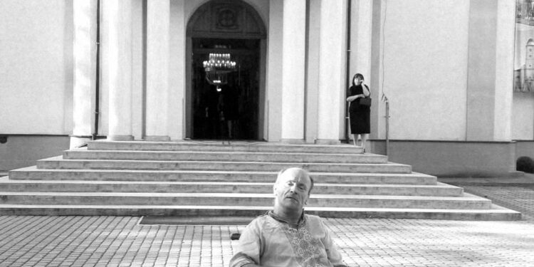 У Мукачеві прощаються з Михайлом – чоловіком на візку, якого щодня бачили в центрі міста (ФОТО)