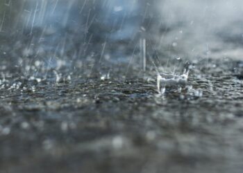 У семи областях України найближчим часом прогнозують грозу зі шквалами й градом – ДСНС