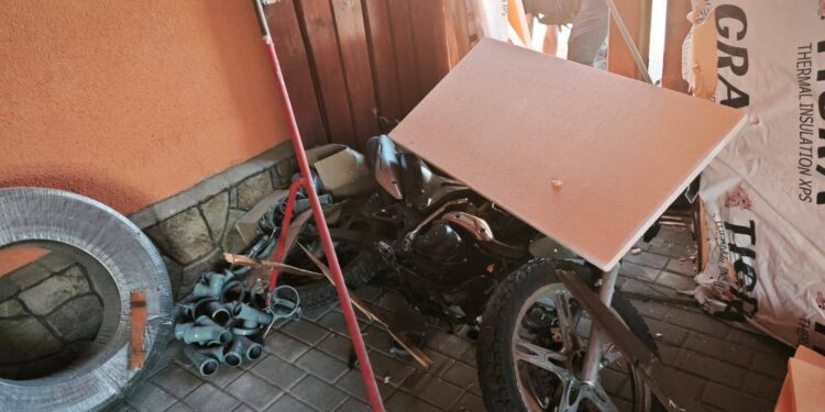 У Великих Лучках на Мукачівщині, влетівши в прибудову магазину на узбіччі, загинув мотоцикліст (ФОТО)