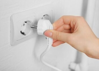 Україна переходить на новий стандарт напруги – 230 В у розетці. Чи вплине це на прилади й рахунки за світло?