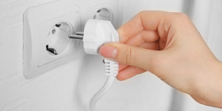 Україна переходить на новий стандарт напруги – 230 В у розетці. Чи вплине це на прилади й рахунки за світло?