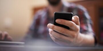 Ужгородець, уклавши угоду з прокурором, уник покарання за секс і “шкодливе” розповсюдження порнографії з неповнолітньою