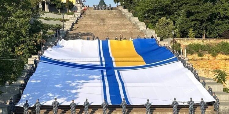В Україні святкують День ВМС ЗСУ. В Одесі розгорнули найбільший прапор. Відео