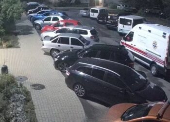 В Ужгороді чоловік, що незаконно утримував в квартирі дівчину, тікаючи від поліції впав з 7-го поверху