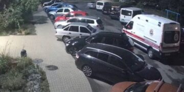 В Ужгороді чоловік, що незаконно утримував в квартирі дівчину, тікаючи від поліції впав з 7-го поверху