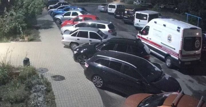 В Ужгороді чоловік, що незаконно утримував в квартирі дівчину, тікаючи від поліції впав з 7-го поверху