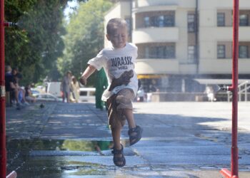 В Ужгороді на двох локаціях встановили охолоджувальні рамки-оприскувачі (ФОТО)