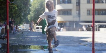 В Ужгороді на двох локаціях встановили охолоджувальні рамки-оприскувачі (ФОТО)