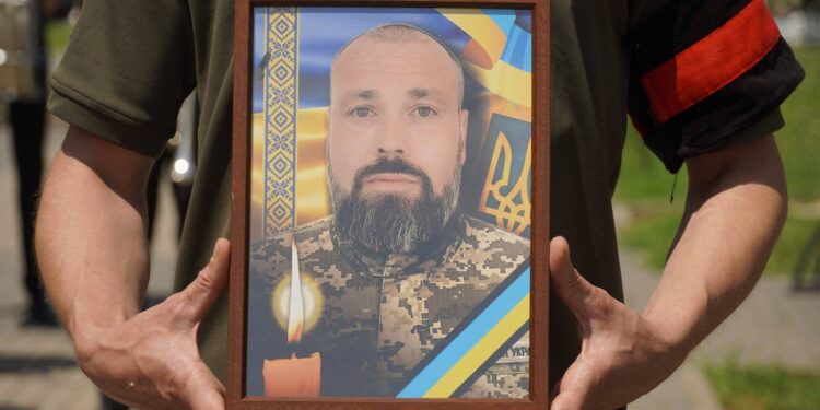 В Ужгороді провели в останню путь полеглого у війні Віктора Набожного (ФОТО)