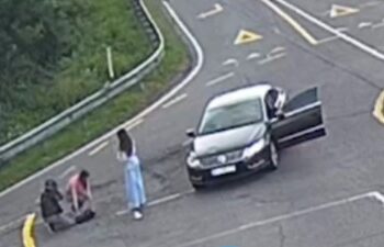 В Ужгороді водійка збила мотоциклістів: момент ДТП потрапив на камери відеоспостереження (ФОТО)