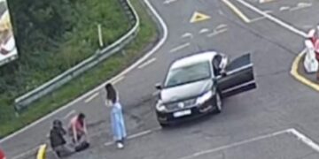 В Ужгороді водійка збила мотоциклістів: момент ДТП потрапив на камери відеоспостереження (ФОТО)