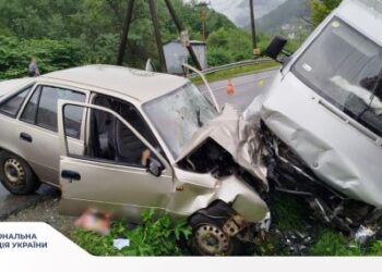Внаслідок зіткнення легковика та мікроавтобуса на Рахівщині загинула водійка, ще 2 людей травмовані (ФОТО)