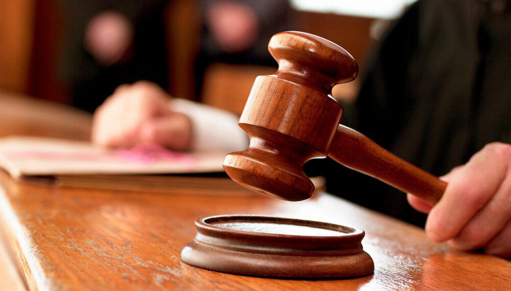 Закарпатця, який смертельно поранив земляка на сміттєзвалищі на Прикарпатті, звільнили в залі суду