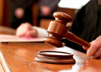 Закарпатця, який смертельно поранив земляка на сміттєзвалищі на Прикарпатті, звільнили в залі суду