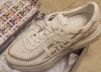 “Зелений коридор” не врятував: на Закарпатській митниці конфісковано брендовий одяг та взуття (ФОТО) –