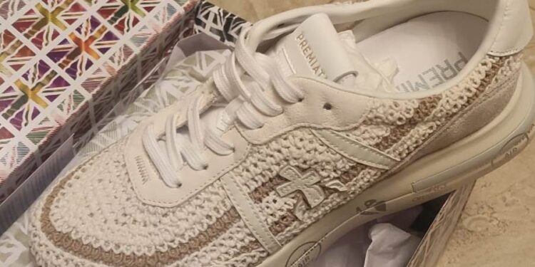 “Зелений коридор” не врятував: на Закарпатській митниці конфісковано брендовий одяг та взуття (ФОТО) –