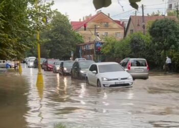 Злива затопила Ужгород: вулиці перетворилися на річки (ФОТО)