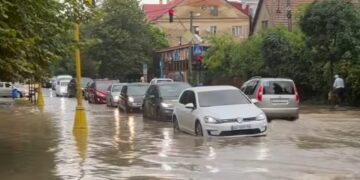 Злива затопила Ужгород: вулиці перетворилися на річки (ФОТО)