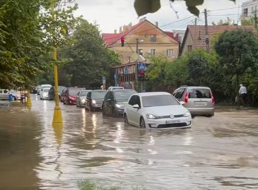 Злива затопила Ужгород: вулиці перетворилися на річки (ФОТО)