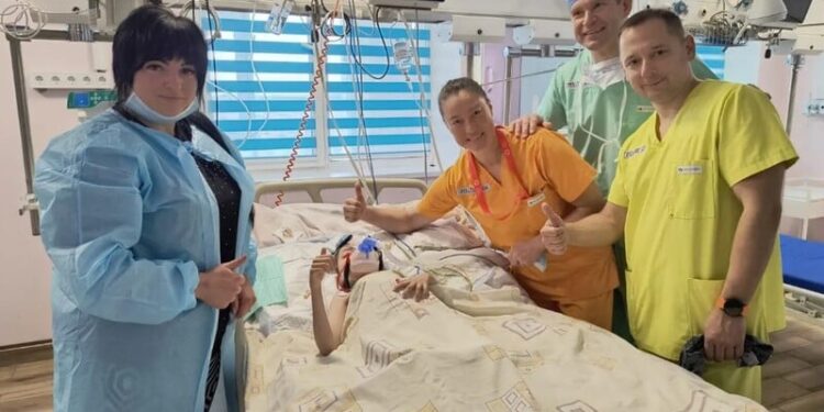 18 годин під наркозом. У Львові хірурги вирівняли хребет підлітку, який був вигнутий півмісяцем