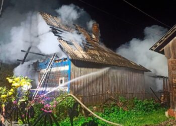 Жінка розбудила дітей: посеред ночі на Рахівщині загорівся будинок — Закарпаття