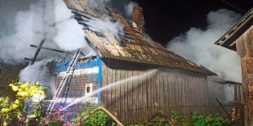 Жінка розбудила дітей: посеред ночі на Рахівщині загорівся будинок — Закарпаття