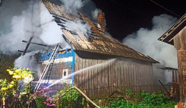 Жінка розбудила дітей: посеред ночі на Рахівщині загорівся будинок — Закарпаття