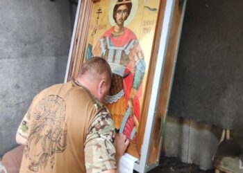 Воїни 128 бригади помолились біля ікони, яку спеціально доставили на схід — Закарпаття