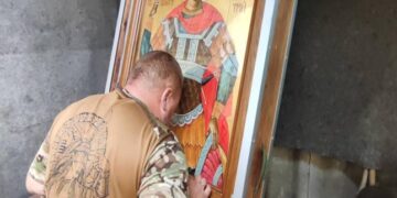 Воїни 128 бригади помолились біля ікони, яку спеціально доставили на схід — Закарпаття