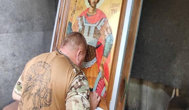 Воїни 128 бригади помолились біля ікони, яку спеціально доставили на схід — Закарпаття