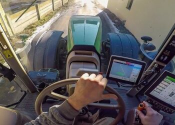 Водіям вантажівок і автобусів дозволили керувати сільгосптехнікою без посвідчення тракториста – Техніка