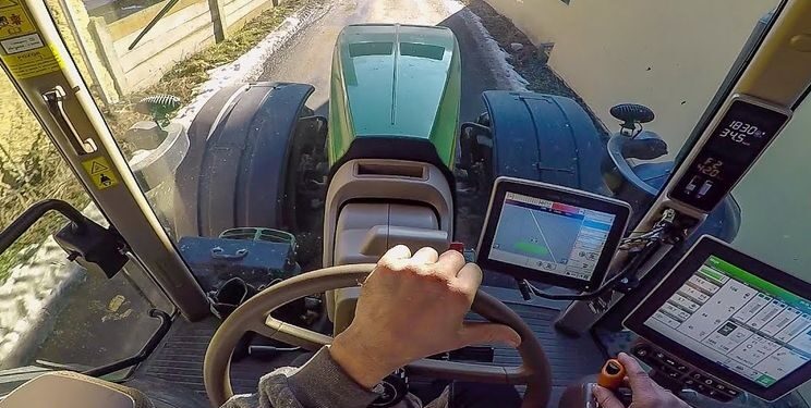 Водіям вантажівок і автобусів дозволили керувати сільгосптехнікою без посвідчення тракториста – Техніка