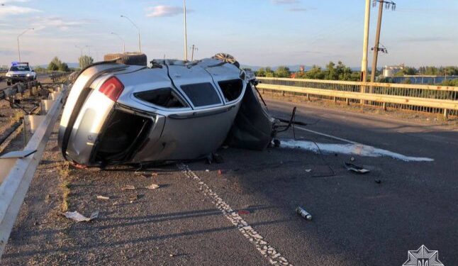 Авто перекинулось на дах: неповнолітній водій скоїв аварію — Закарпаття